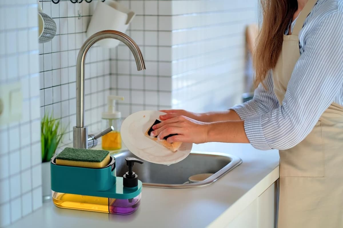 3-in-1 Liquid Dispenser with Sponge Holder feature 1